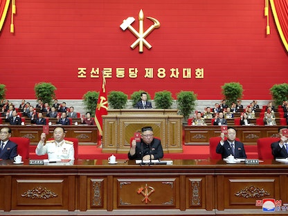 الزعيم الكوري الشمالي، كيم جونغ أون، يحضر اليوم الأول من المؤتمر الثامن لحزب العمال في بيونغ يانغ، كوريا الشمالية. 6 يناير 2021 - via REUTERS
