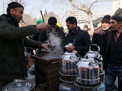 منكوبون جراء الزلزال يقفون لتناول الأطعمة في مدينة كهرمان مرعش بتركيا. 11 فبراير 2023 - REUTERS