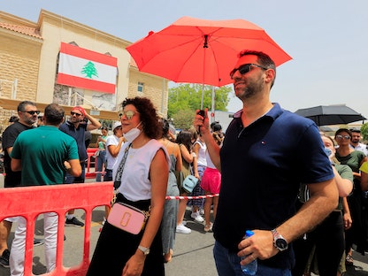 لبنانيون مقيمون في الإمارات يصلون إلى مقر القنصلية اللبنانية في دبي للإدلاء بأصواتهم - الإمارات - 8 مايو 2022  - REUTERS