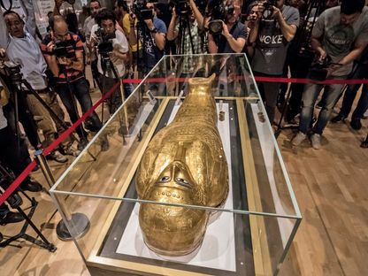 عرض التابوت الذهبي المصري في المتحف المصري بالقاهرة بعد إعادته من الولايات المتحدة عام 2019. - AFP