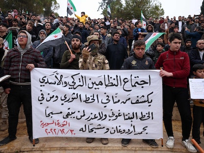 متظاهرون من المعارضة السورية في مدينة الباب السورية على الحدود التركية ينددون بالتقارب السوري التركي. 30 ديسمبر 2022 - AFP