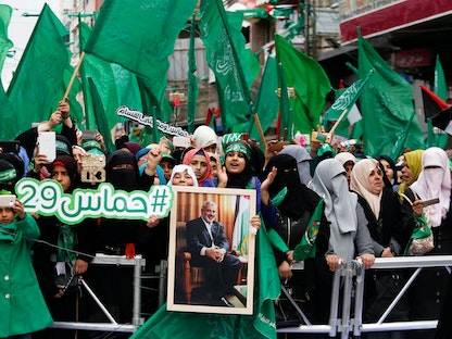 أنصار حركة حماس الفلسطينية خلال تجمع لإحياء الذكرى 29 لتأسيس الحركة، غزة - 14 ديسمبر 2016. - REUTERS