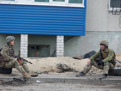 جنود ضمن القوات الأوكرانية في مدينة سيفيرودونيتسك شرقي أوكرانيا. أبريل 2022. - REUTERS