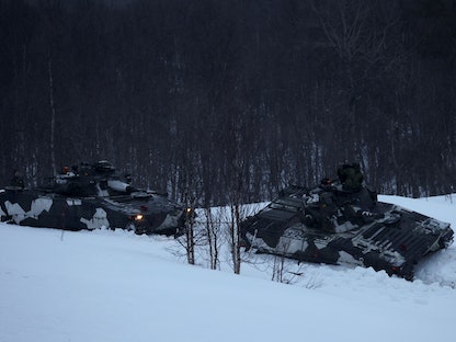 مركبات قتال للجيش السويدي خلال تدريبات عسكرية مسماة "الاستجابة الباردة 2022" بالشراكة مع حلف الناتو في النرويج - 25 مارس 2022 . - REUTERS