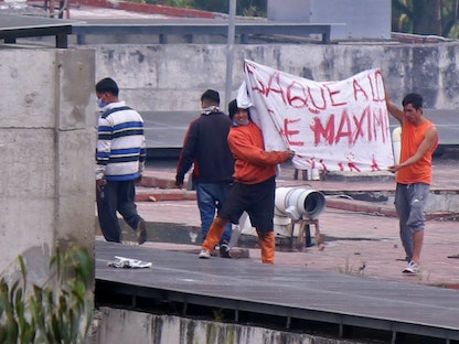 نزلاء على سطح سجن "إل توري" بعد أعمال شغب في كوينكا، الإكوادور – 3 إبريل 2022. - AFP