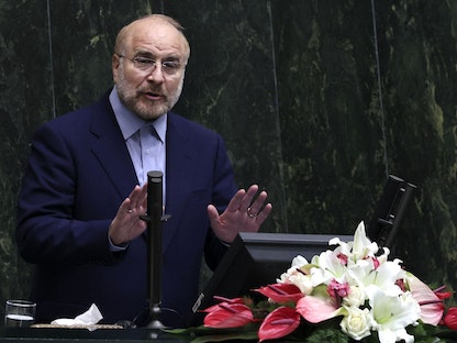رئيس البرلمان الإيراني محمد باقر قاليباف يتحدث خلال جلسة في البرلمان طهران. 1 ديسمبر 2021 - AFP