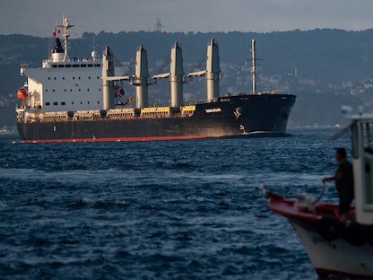 سفينة "نافي ستار" التي ترفع علم بنما وتحمل أطناناً من الحبوب الأوكرانية تبحر في مضيق البوسفور بعد تفتيشها. 7 أغسطس 2022 - AFP