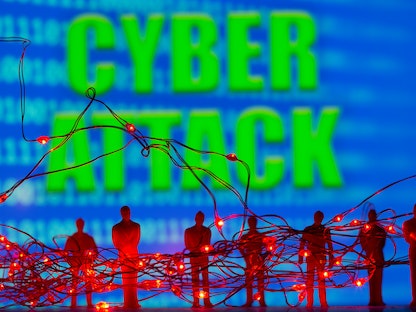 رسم توضيحي على شاشة "LED" يُظهر ما يبدو أنه عملية اختراق إلكتروني، 5 يوليو 2021 - REUTERS