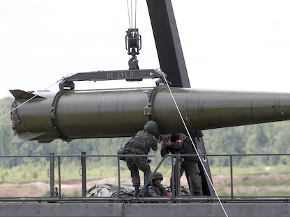 الجنود الروس يجهزون نظام صاروخ إسكندر التكتيكي في المنتدى العسكري التقني الدولي للجيش 2015 في كوبينكا - REUTERS
