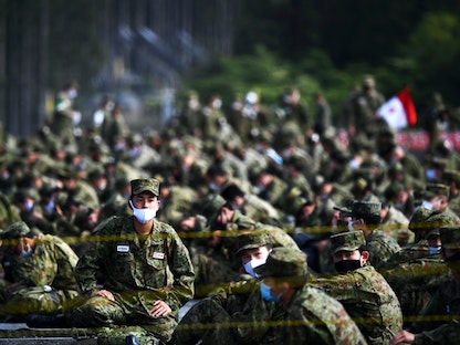 عناصر من جيش الدفاع الذاتي الياباني خلال تدريبات بالذخيرة الحية في شيزوكا- 23 مايو 2020 - REUTERS