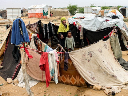 لاجئة وطفلتها في مخيم للنازحين في اليمن - AFP