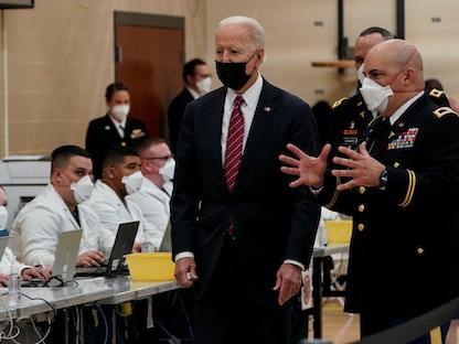 الرئيس الأميركي جو بايدن خلال زيارة مركز "والتر ريد" الطبي العسكري في ميرلاند - 29 يناير 2021 - REUTERS