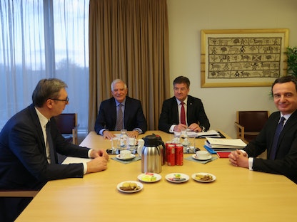 الرئيس الصربي ألكسندر فوتشيتش ورئيس وزراء كوسوفو ألبين كورتي في اجتماع ببروكسل بحضور الممثل الأعلى للشؤون الخارجية بالاتحاد الأوروبي جوزيب بوريل- 27 فبراير 2023 - REUTERS