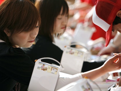 سيدات خلال اختبار ضغط الدم في اليوم العالمي لارتفاع ضغط الدم في استاد تشيبا مارين شرقي العاصمة اليابانية طوكيو. 17 مايو2007 - REUTERS