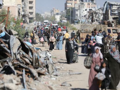 نازحون فلسطينيون أثناء إخلاء الجزء الشمالي من غزة جراء العمليات العسكرية الإسرائيلية في جباليا شمال قطاع غزة. 22 أكتوبر 2024 - Reuters