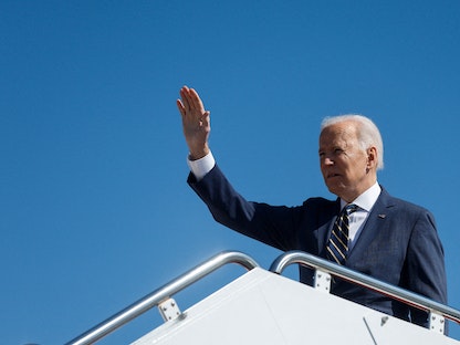 الرئيس الأميركي جو بايدن يلوح بيده من الطائرة قبل التوجه إلى فيلادلفيا في ولاية بنسلفانيا- 11 مارس 2022 - REUTERS
