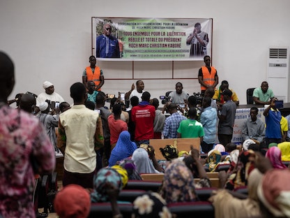 أنصار الرئيس المخلوع روش مارك كريستيان كابور يجتمعون في احتجاج على استمرار احتجازه في واجادوجو، بوركينا فاسو- 28 مايو 2022  - AFP