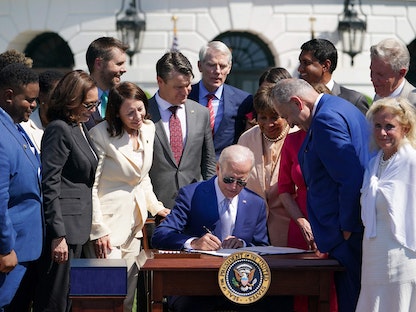 الرئيس الأميركي جو بايدن يوقع على قانون لإنتاج الرقائق وأشباه الموصلات في الولايات المتحدة - 9 أغسطس 2022 - AFP