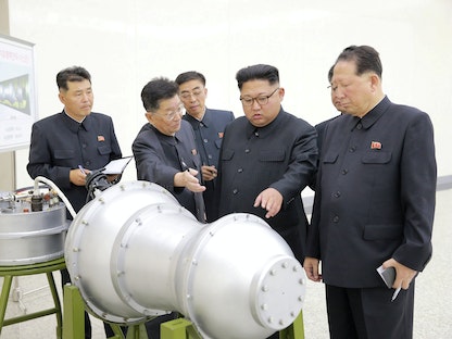 الزعيم الكوري الشمالي كيم جونغ أون خلال زيارته منشأة لصنع أسلحة نووية - 3 سبتمبر 2017  - REUTERS