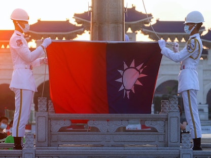 حراس الشرف في تايوان يخفضون العلم خلال غروب الشمس في ساحة الحرية بتايبيه - 28 يوليو 2022. رويترز / آن وانغ - REUTERS