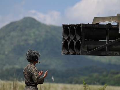 ضابط من مشاة البحرية الأميركية يقوم بتشغيل نظام M142 لصواريخ المدفعية عالية الحركة "هيمارس" في مدينة كاباس الفلبينية.  13 أكتوبر 2022  - AFP