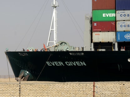 سفينة "إيفر غيفن" بعد تعويمها مجدداً في المجرى الملاحي لقناة السويس، 29 مارس 2021 - REUTERS