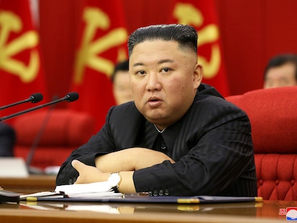 الزعيم الكوري الشمالي كيم جونغ أون خلال اجتماع للجنة المركزية لحزب الشيوعي في بيونغ يانغ - 18 يونيو 2021 - REUTERS