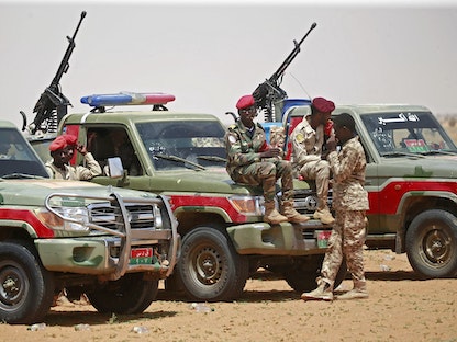 أفراد من قوات الدعم السريع السودانية في منطقة صحراوية على بعد حوالي 100 كيلومتر شمال الخرطوم، 25 سبتمبر 2019 - AFP