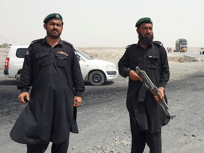 عناصر من شرطة الحدود يحرسون بلدة شمن الباكستانية الحدودية - 16 يوليو 2021 - AFP