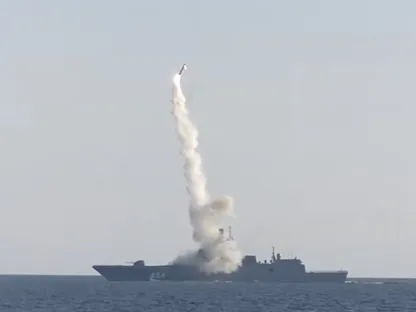 صورة غير مؤرخة لإطلاق الصاروخ الفرط صوتي من طراز Zircon من الفرقاطة البحرية الروسية الأدميرال جورشكوف - militarywatchmagazine