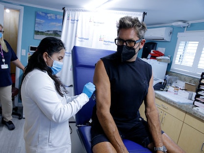 رجل يأخذ لقاح جدري القرود في نيويورك الأميركية. 15 يوليو 2022. - REUTERS