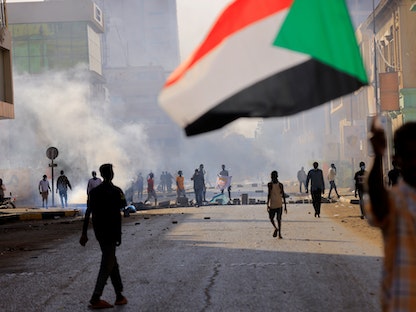 متظاهرون خلال احتجاجات تطالب بسلطة مدنية في العاصمة السودانية الخرطوم - 19 ديسمبر 2021 - REUTERS
