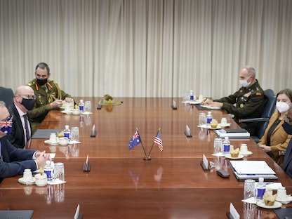 رئيس وزراء أستراليا سكوت موريسون (إلى اليسار) ووزير الدفاع الأمريكي لويد أوستن (يمين) يحضران اجتماعًا في البنتاجون في 22 سبتمبر 2021. - AFP
