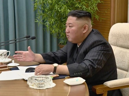 الزعيم الكوري الشمالي كيم جونغ أون وفي معصمه ساعته السويسرية خلال اجتماع المكتب السياسي للحزب الشيوعي - 4 يونيو 2021 - nknews.org