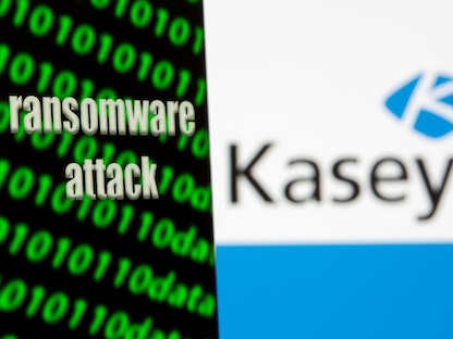 كلمات "هجوم برامج الفدية" على هاتف ذكي أمام شعار شركة "كاسيا" في رسم تعبيري - 6 يوليو 2021 - REUTERS