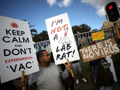 متظاهرون مناهضون للقاحات ضد فيروس كورونا خارج مستشفى جروت شور في كيب تاون، جنوب إفريقيا. 21 أغسطس 2021 - REUTERS