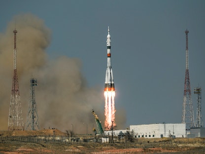 جانب من عملية إطلاق مهمة الرواد الثلاثة إلى محطة الفضاء الدولية من قاعدة روسية في كازاخستان - AFP