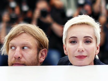 الممثلة الروسية شولبان خاماتوفا بجوار الممثل إيفان دورن في مهرجان كان السينمائي الـ 74 بمدينة كان الفرنسية - 13 يوليو 2021 - REUTERS