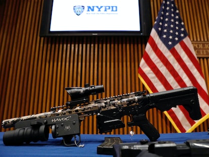 بندقية مُصادرة خلال مؤتمر صحافي في مقر الشرطة بنيويورك - 24 مايو 2018 - REUTERS