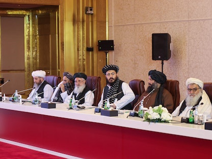 وفد من حركة طالبان يحضر جلسة محادثات السلام مع الحكومة الأفغانية في العاصمة القطرية الدوحة، 17 يوليو 2021 - AFP