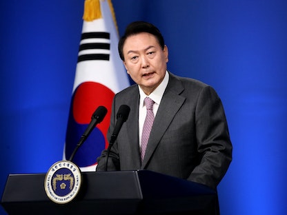 الرئيس الكوري الجنوبي يون سوك يول خلال أول مؤتمر صحافي رسمي يعقده في سول. 17 أغسطس 2022 - REUTERS