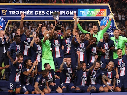 لاعبو باريس سان جيرمان يحملون كأس السوبر الفرنسي - 31 يوليو 2022 - REUTERS