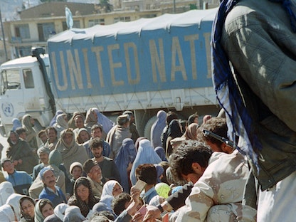 مدنيون يتدافعون في عملية توزيع الغذاء التابعة للأمم المتحدة، كابول، 4 مارس 1994 - AFP