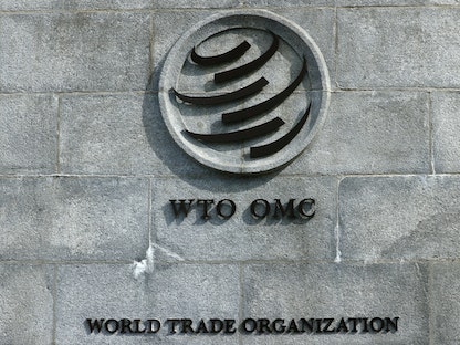 شعار منظمة التجارة العالمية خارج مقرها في جنيف - 28 سبتمبر 2021 - REUTERS