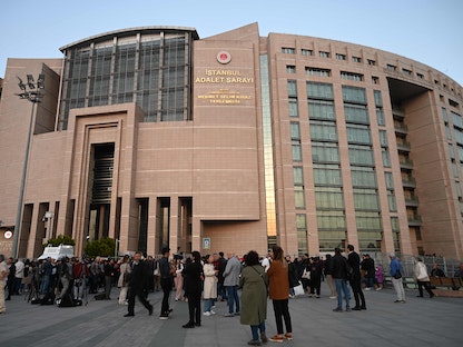 احتجاجات أمام محكمة إسطنبول عقب النطق بالحكم على رجل الأعمال التركي عثمان كافالا بالسجن المؤبد - 25 أبريل 2022 - AFP