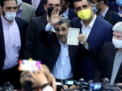 الرئيس الإيراني السابق محمود أحمدي نجاد يقدم أوراق ترشحه للانتخابات الرئاسية، بوزارة الداخلية في طهران -12 مايو 2021 - AFP