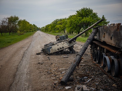 مركبة قتال مشاة روسية من طراز BMP-3 مدمرة على طريق بالقرب من بوكروفسك، شرق أوكرانيا وسط الغزو الروسي لأوكرانيا- 4 مايو 2022 - AFP