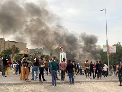 اشتباكات بين متظاهرين مناهضين للحكومة وأنصار مقتدى الصدر في الناصرية- 27 نوفمبر 2020 - REUTERS
