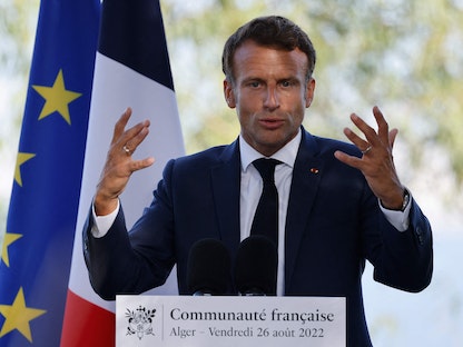 الرئيس الفرنسي إيمانويل ماكرون يلقي كلمة أمام أفراد الجالية الفرنسية في مقر إقامة السفير الفرنسي بالجزائر العاصمة- 26 أغسطس 2022. - AFP