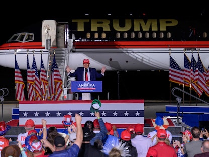 الرئيس الأميركي السابق دونالد ترمب يتحدث خلال مسيرة "أنقذوا أميركا" قبل انتخابات التجديد النصفي في مطار أرنولد بالمر الإقليمي في لاتروب بولاية بنسلفانيا- في 5 نوفمبر 2022. - AFP